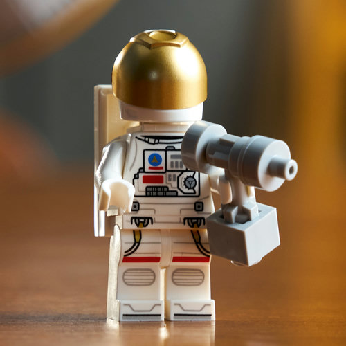 Съдържа минифигура на космонавт