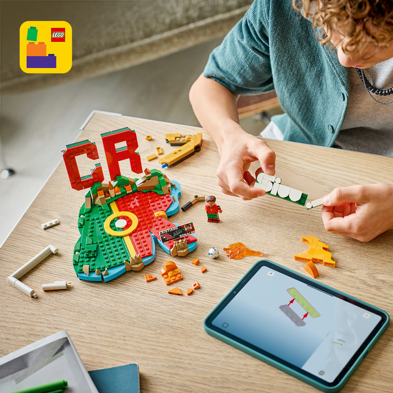 Includes interactive 3D building instructions