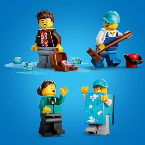 Includes 4 minifigures
