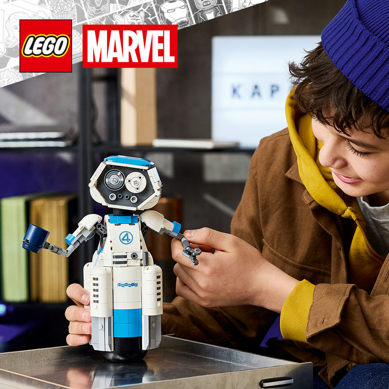 Забавление с робота H.E.R.B.I.E. от LEGO®.