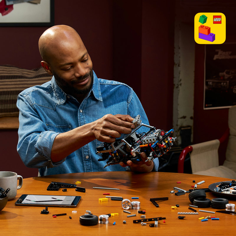 Includes interactive 3D building instructions