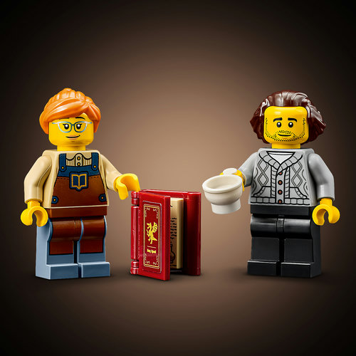 Includes 2 minifigures