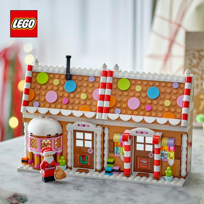 A magical LEGO® gingerbread house
