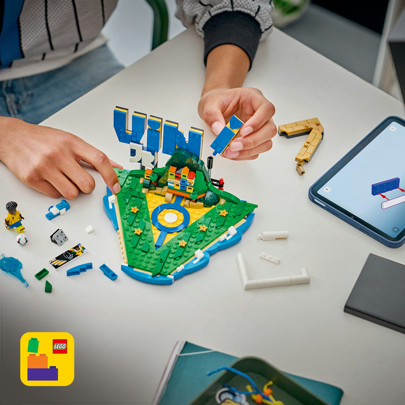 Включва интерактивни 3D инструкции за конструиране