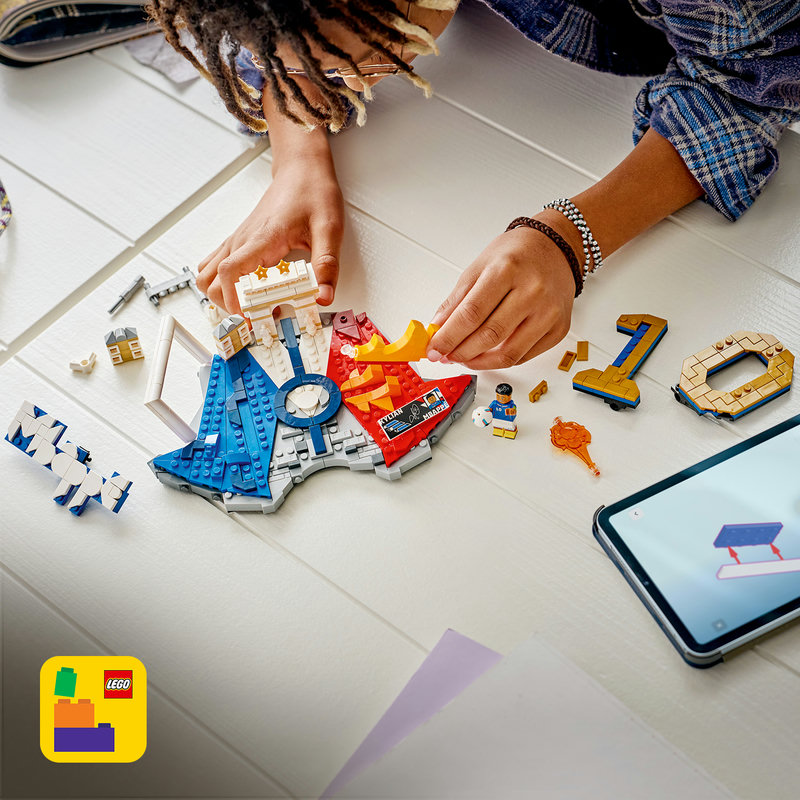 Includes interactive 3D building instructions