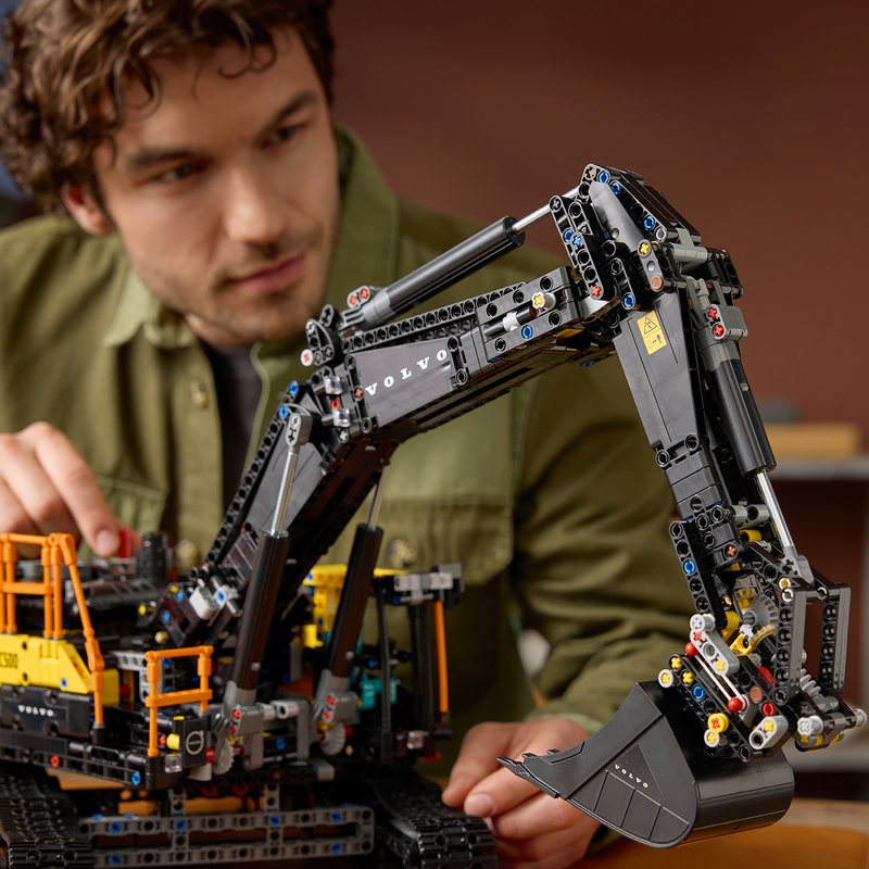 LEGO 42215 Volvo Bagger Schaufel im Einsatz