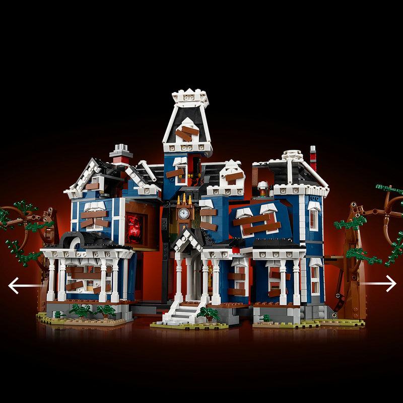 LEGO 11370 Creel House Baudetail — Nahaufnahme eines Zimmers mit Einrichtung und Figuren