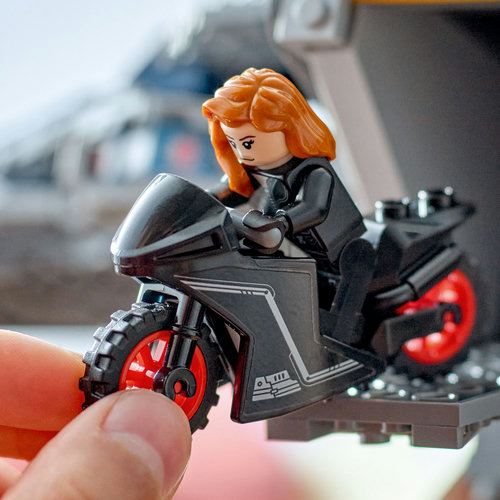 Black Widow op haar motor