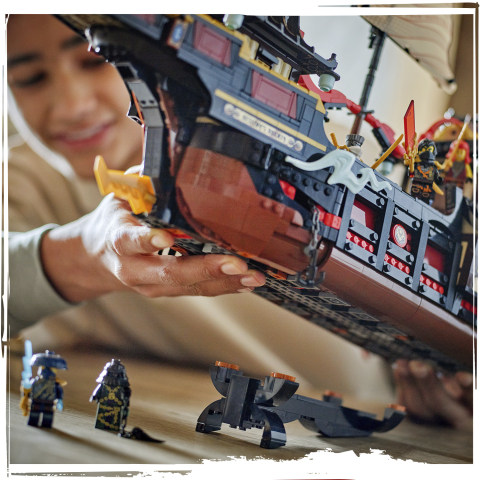 LEGO 71848 Spielszene mit Tempel-Flugsegler