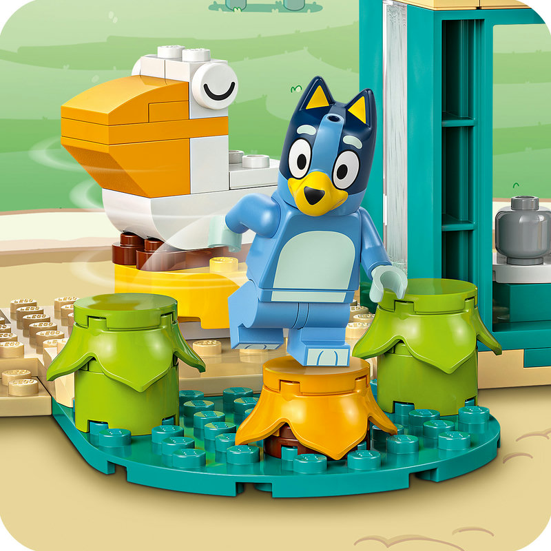 LEGO 11201 Lifestyle-Bild Kind spielt mit Bluey auf dem Spielplatz