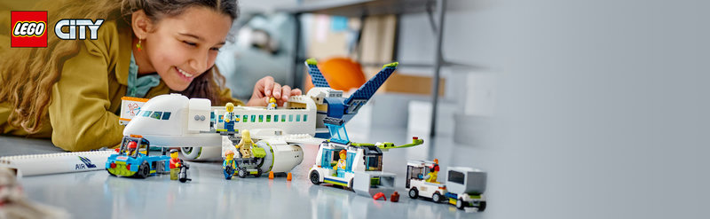 LEGO 60367 Passagierflugzeug komplettes Set mit Flugzeug und Bodenfahrzeugen