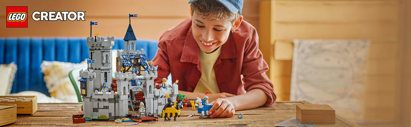 LEGO-Set 31168 Ritterburg im Mittelalter – Gesamtansicht der mittelalterlichen Burg mit Zugbrücke, Türmen und Minifiguren