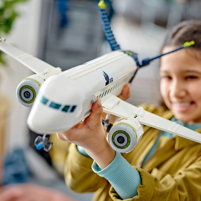 LEGO 60367 Schleppfahrzeug bewegt das Flugzeug auf dem Rollfeld