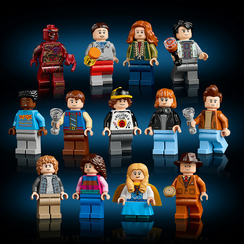 LEGO 11370 Stranger Things Minifiguren — alle 13 Charaktere aufgereiht, darunter Eleven, Vecna und die komplette Party