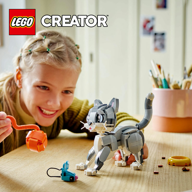 LEGO-Set 31163 Graue Katze – Nahaufnahme mit Wollknäuel und Futternapf als Zubehör