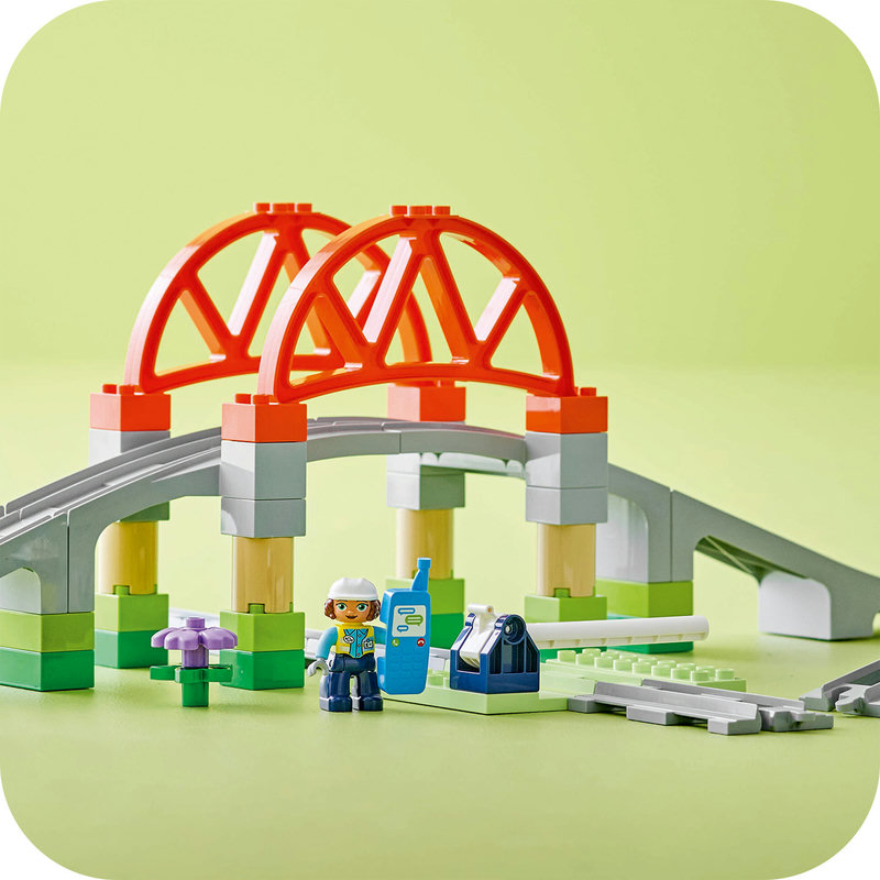 LEGO 10426 Kind spielt mit Eisenbahnbrücke