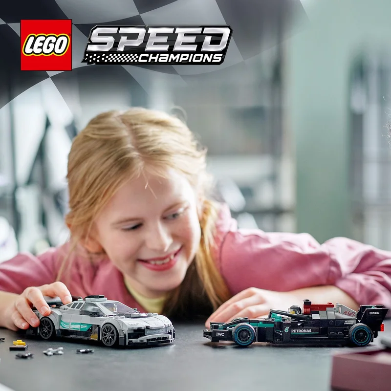 LEGO® Spielset mit 2 Mercedes-AMG Rennwagen