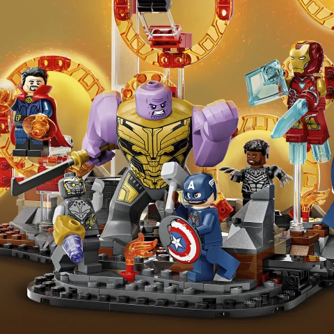 Nagy, megépíthető Thanos figura