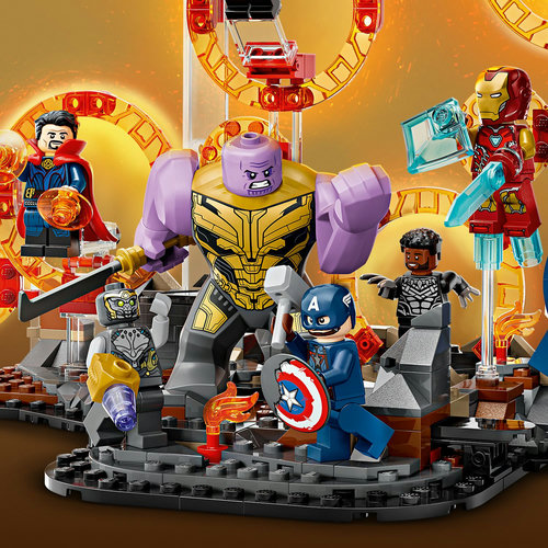 Nagy, megépíthető Thanos figura