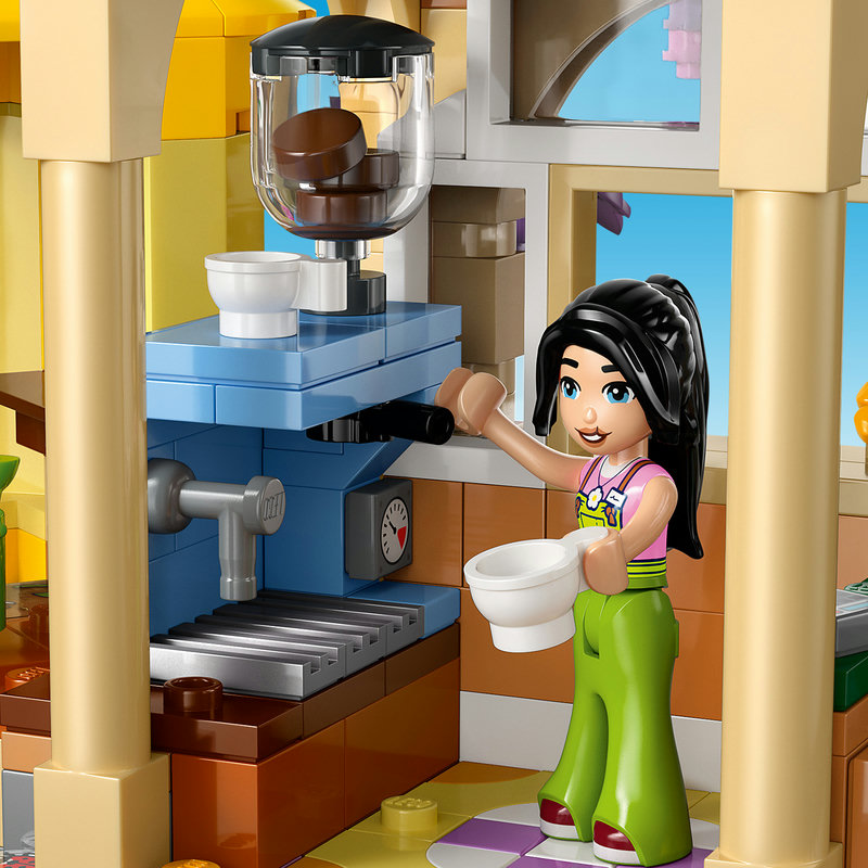 LEGO 42671 Gesamtansicht mit Café und Kiosk