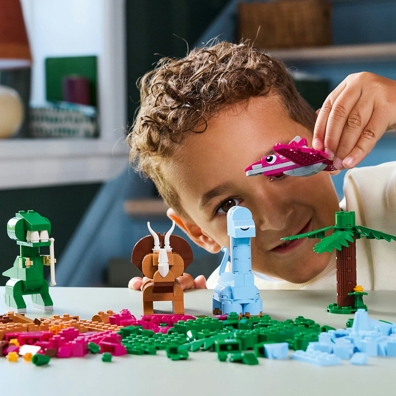 LEGO 11041 Dinosaurier Kind spielt