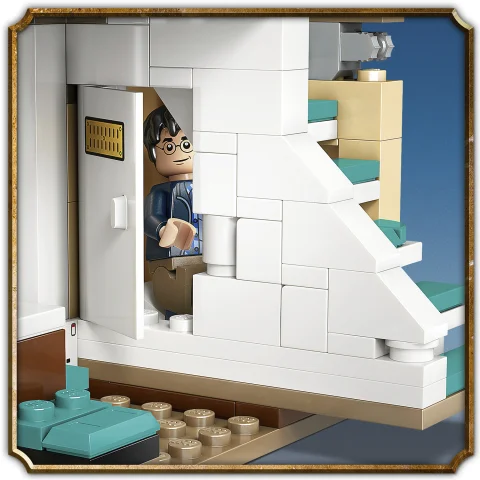 Gardrób a lépcső alatt