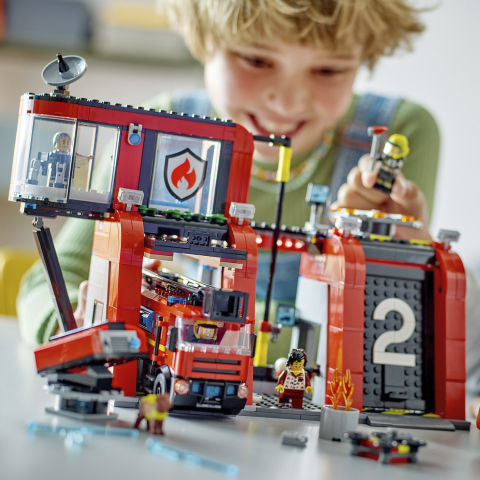 LEGO 60414 Feuerwehrstation Seitenansicht