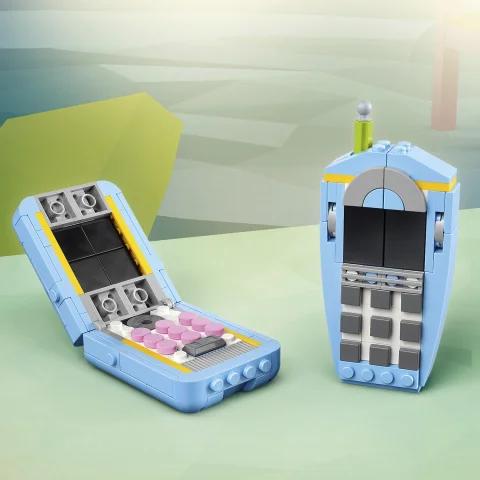 2 darab 2000-es évekbeli telefon