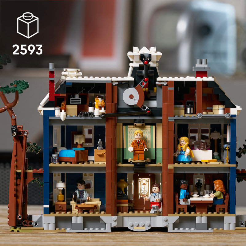 LEGO 11370 Creel House Querschnitt — offene Rückseite mit Blick in alle sieben eingerichteten Zimmer