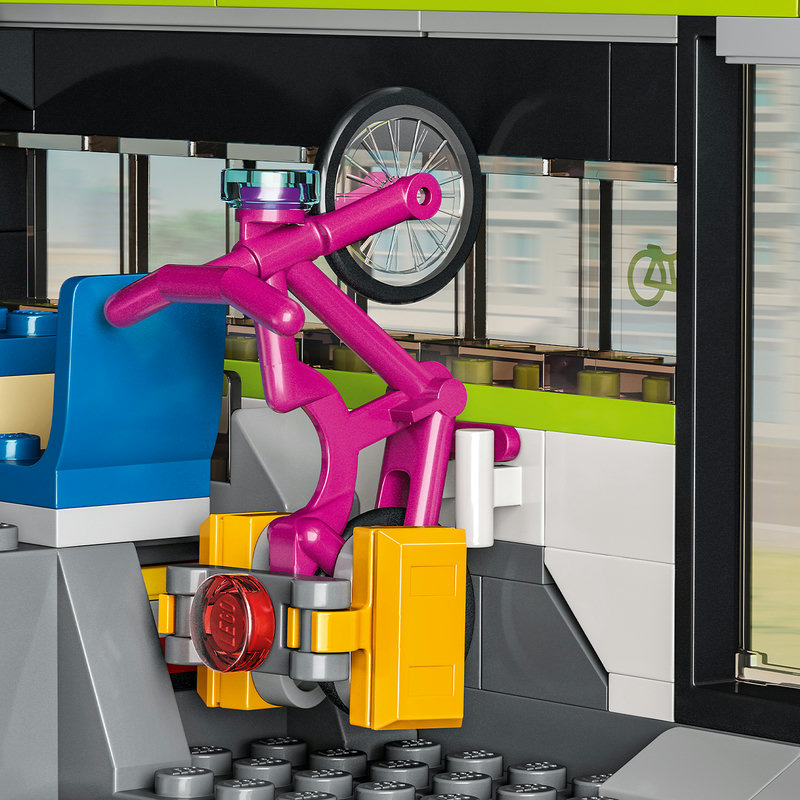 LEGO 60337 Schnellzug faehrt auf den Schienen mit vollständigem Schienenlayout