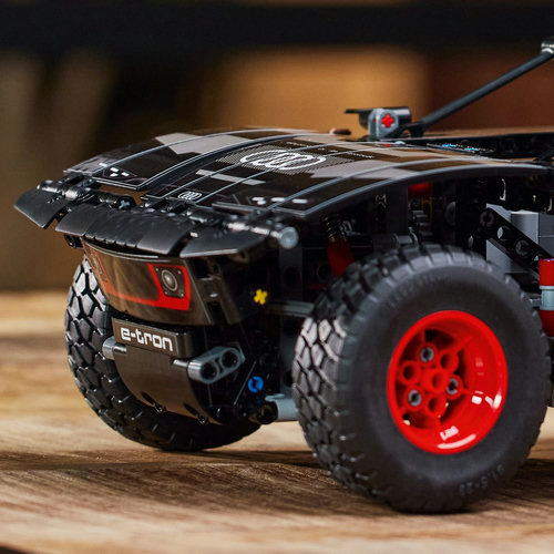 LEGO 42160 Technic Audi RS Q e-tron, ferngesteuertes Rallye-Auto-Spielzeug,  Dakar-Rallye-Geländewagen, App-gesteuerter RC mit Control+, Geschenk für  Jungen, Mädchen und Fans ab 10 Jahren zum Bauen: : Spielzeug