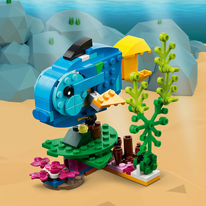 LEGO 31136 alle drei Tiermodelle nebeneinander: Papagei, Fisch und Frosch