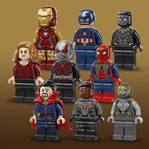 9 minifigura harci eszközökkel