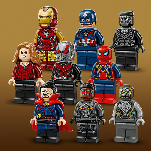 9 minifigura harci eszközökkel