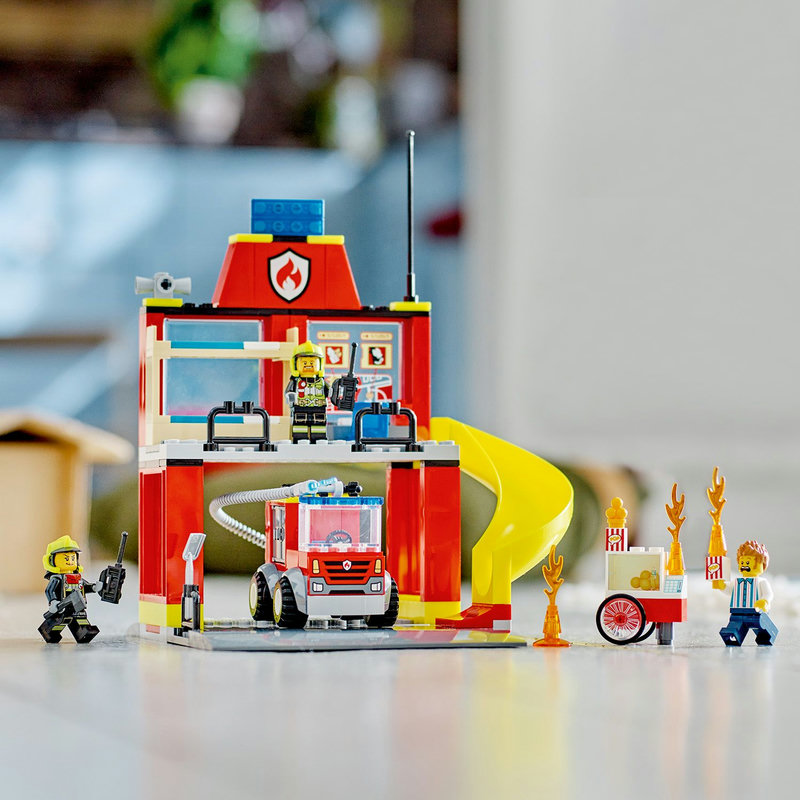 Su pardavėju ir 2 ugniagesių minifigūrėlėmis