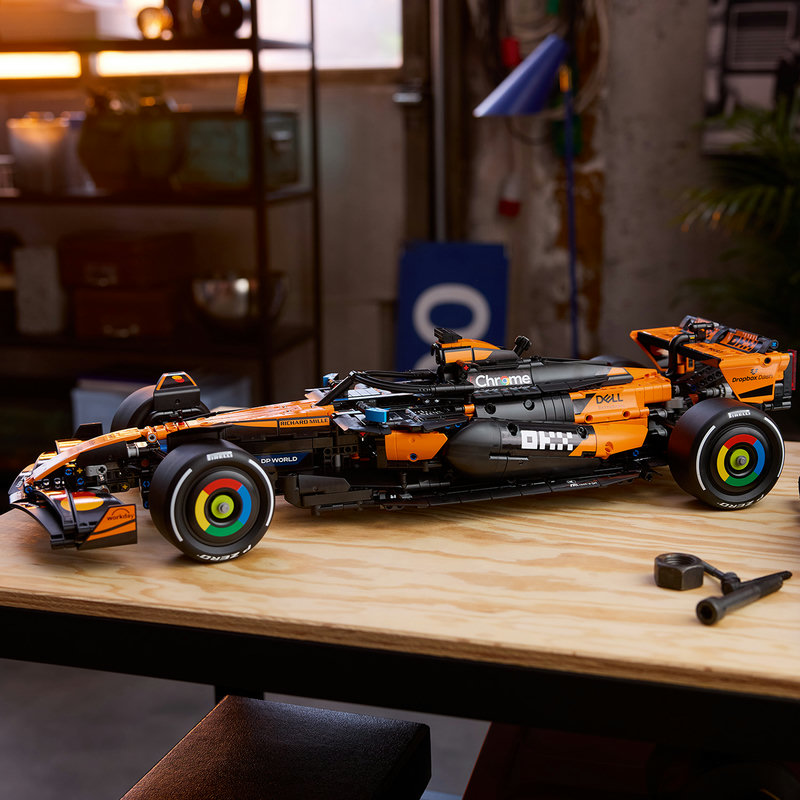 LEGO 42228 McLaren MCL39 F1 Rennwagen Lifestyle-Bild