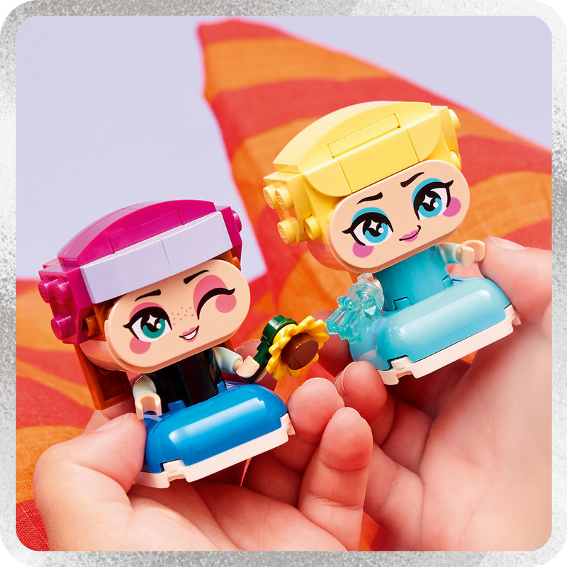 LEGO 43284 Kind spielt mit Anna und Elsa