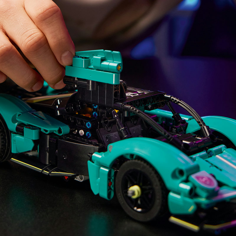LEGO 42208 Aston Martin Valkyrie Lifestyle-Bild
