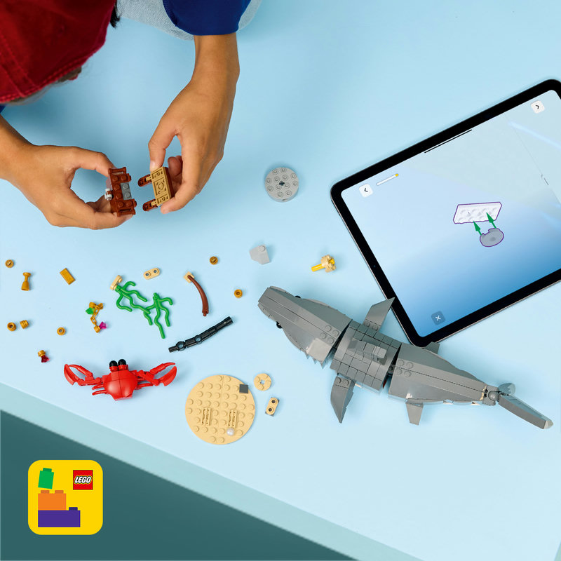 Включва интерактивни 3D инструкции за конструиране