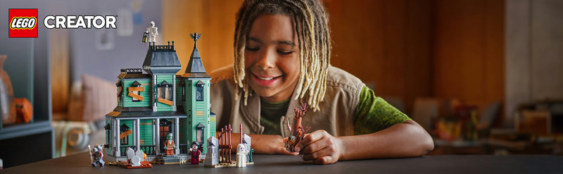 LEGO-Set 31167 Geisterhaus – Gesamtansicht des 2-stöckigen Spukhauses mit Friedhof und allen fünf Minifiguren