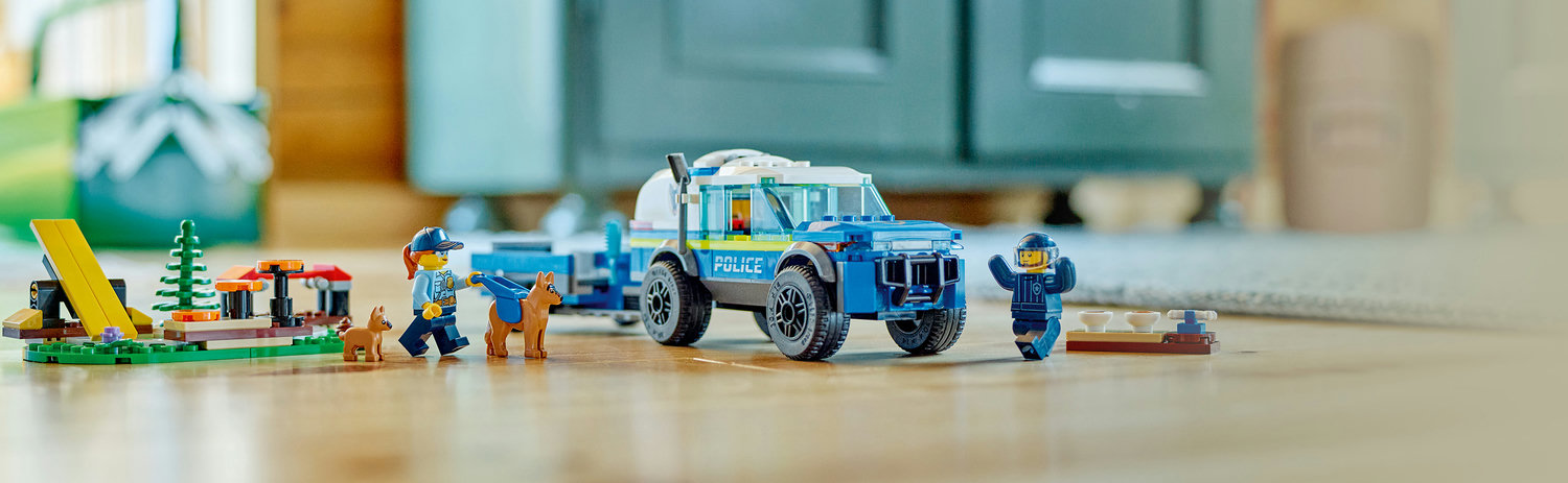 LEGO 60369 komplette Szene mit SUV, Parcours und allen Figuren