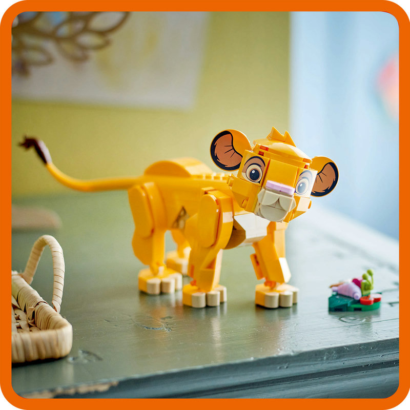 LEGO 43243 Simba Lifestyle-Bild mit Kind beim Spielen