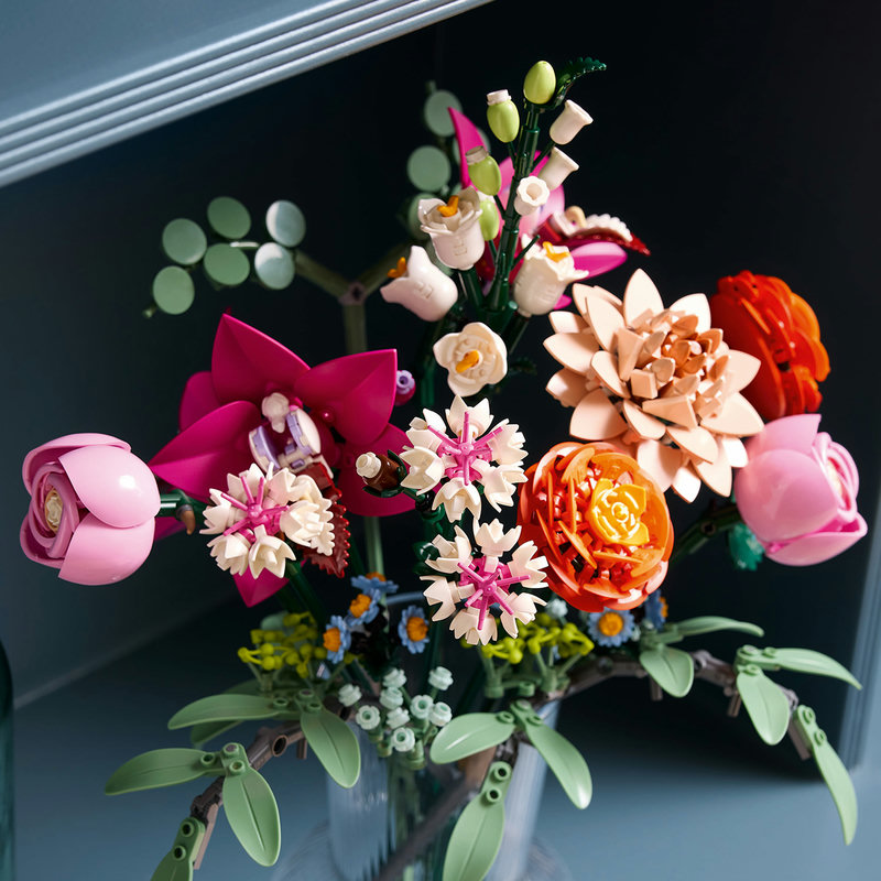 LEGO 10342 Rosafarbener Blumenstrauß Lifestyle